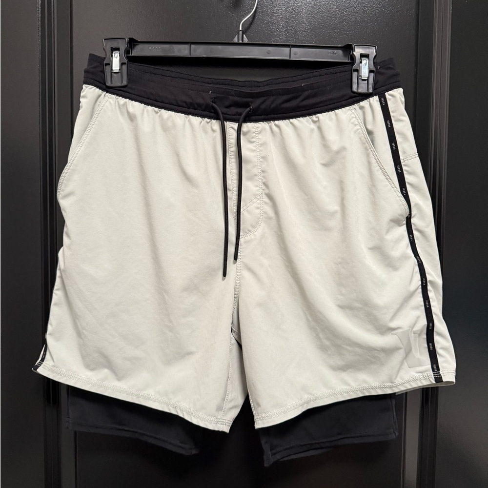 Vuori Men's Black and Cream Athletic Shorts